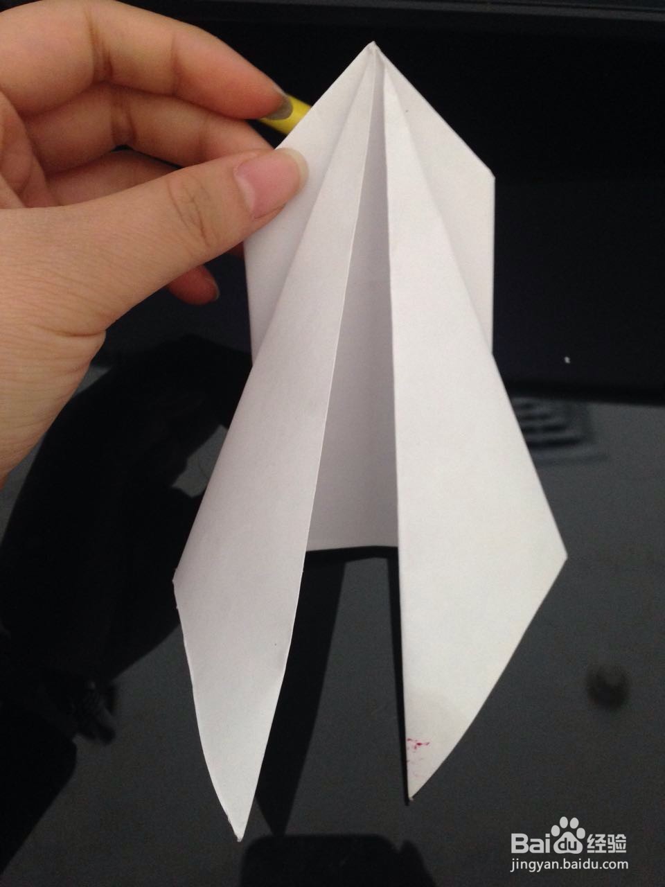 用纸折出可爱的小兔子