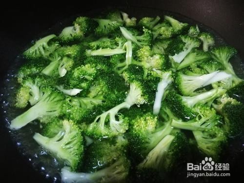 西蓝花炒鲜贝丁