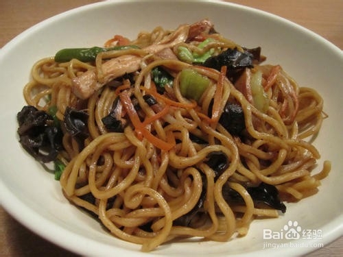 如何烹饪美味的炒素面？