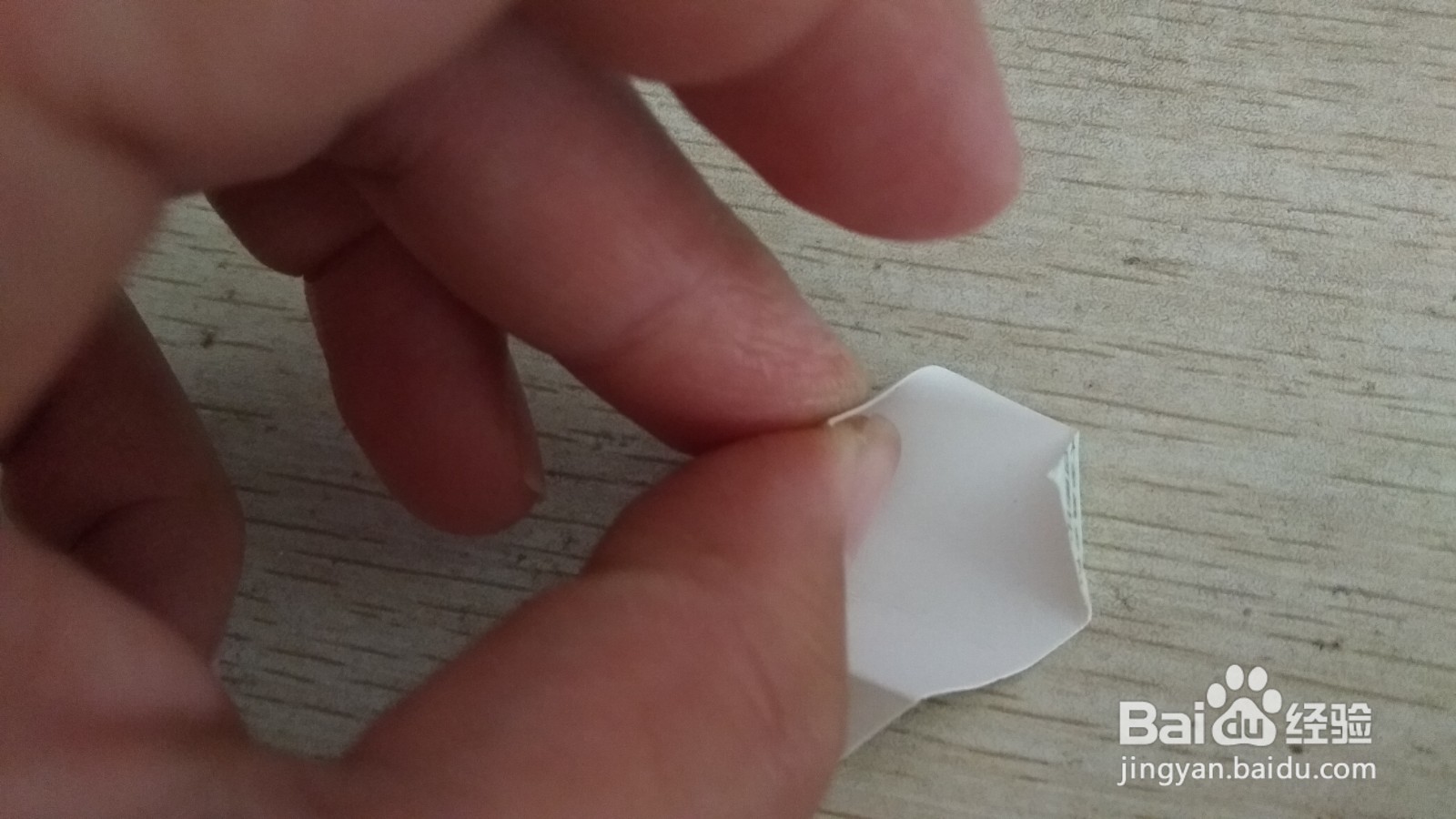 如何用一个三角形硬卡纸做简易的中性笔的支架
