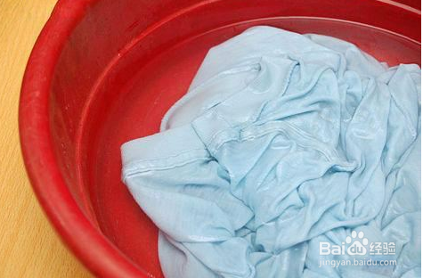 如何使用蓝月亮洗衣液去除衣服色渍