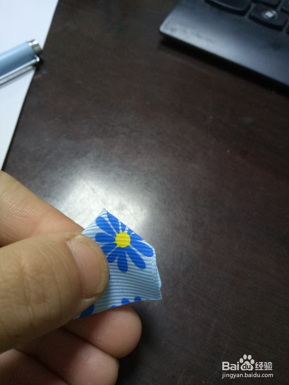 如何做一朵漂亮的丝带花