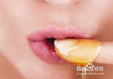 嘴唇干裂怎么治