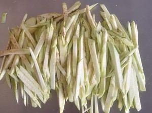 将茄子切成片,再切成丝.