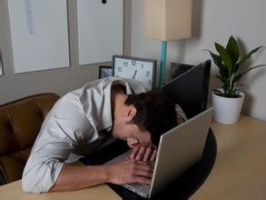 趴在桌子午睡的八个坏处