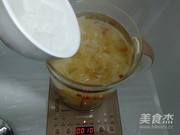 雪梨银耳羹的做法