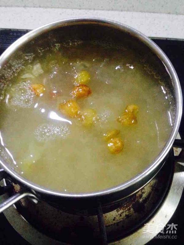 火龙果莲子桂圆银耳汤