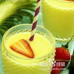 菠萝草莓酸奶奶昔