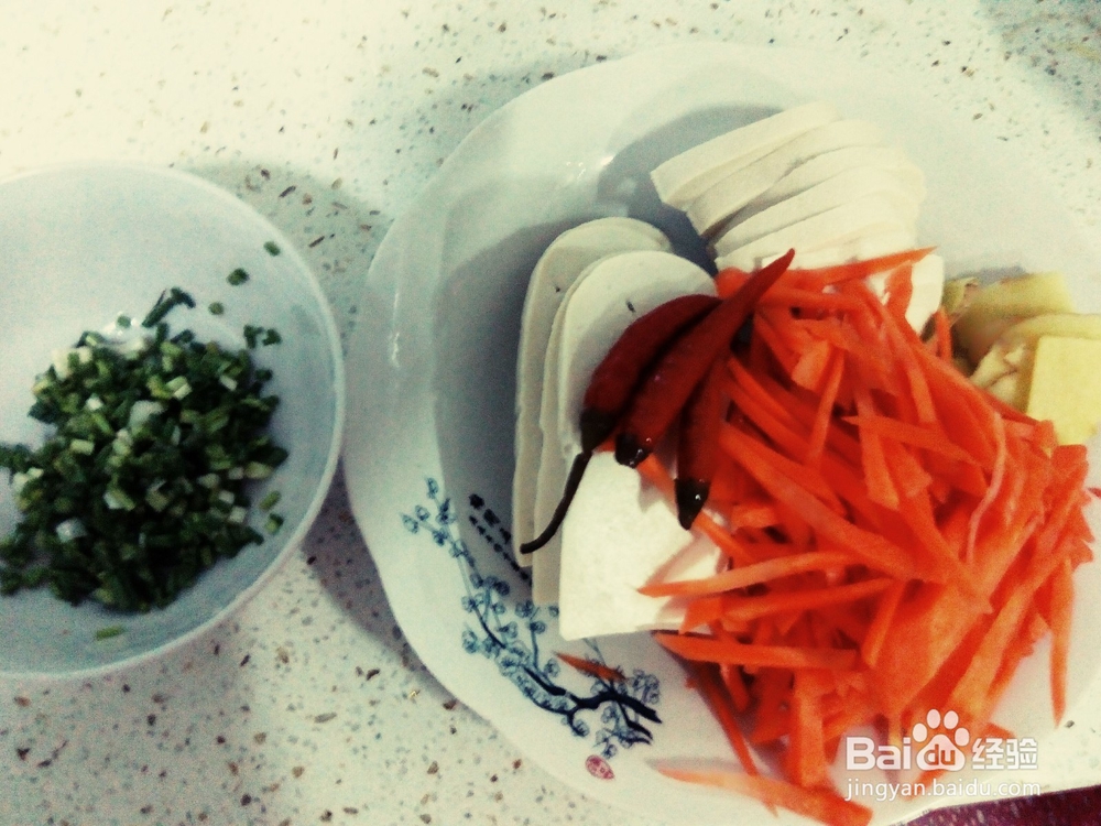 胡萝卜丝煮鲫鱼