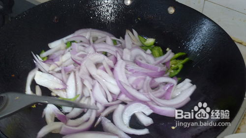 怎么用洋葱加泡椒炒大肠