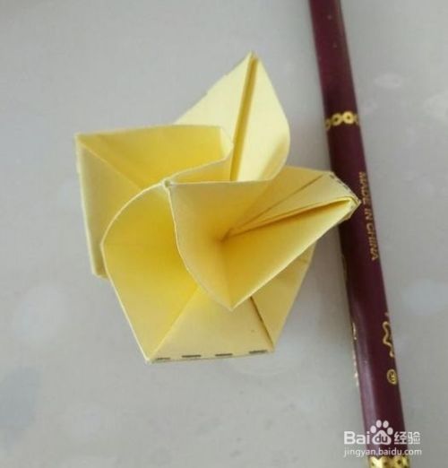 教你怎样用彩纸折出剪掉的玫瑰花