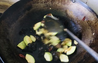 西葫芦炒木耳的做法