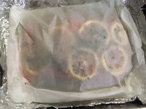 烤柠香纸包三文鱼的做法