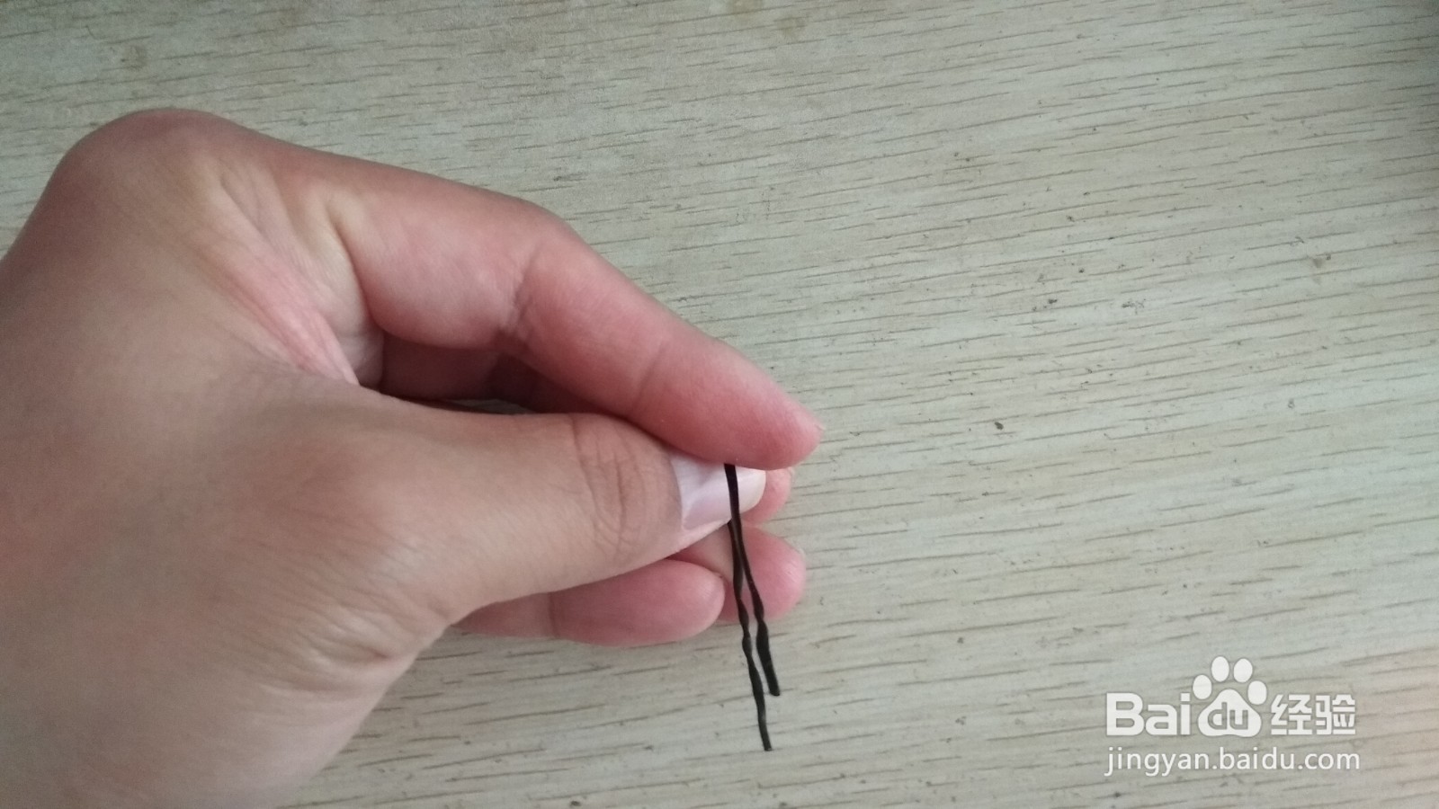 如何用一个数据线绑绳做有凹槽的中性笔的支架