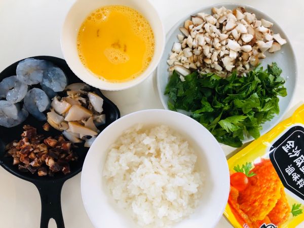 咸蛋黄海鲜炒饭