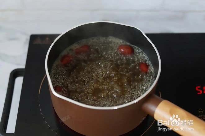 在家如何做好吃的红糖酒酿荷包蛋