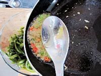 养颜瘦身私家秘方--油淋姜汁海带丝的做法