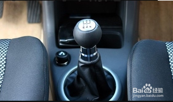 手动档上坡堵车怎么开