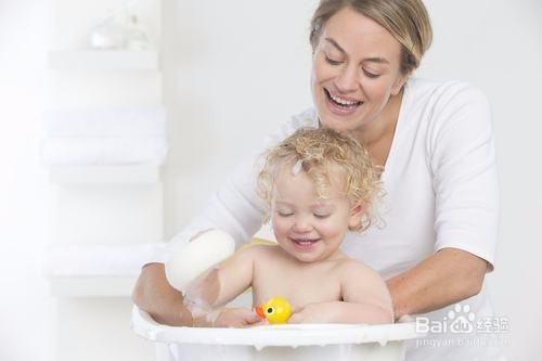 孩子发热,6招帮他迅速降温