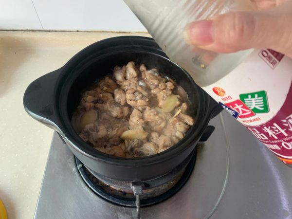 砂锅葱香鸡腿肉