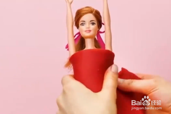 如何给芭比娃娃做东西