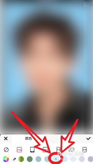 怎么使用美图秀秀把证件照的背景颜色换成蓝色？