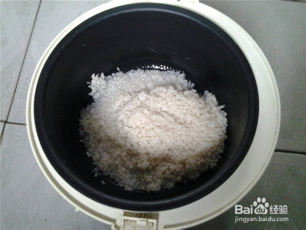 怎么用电饭煲蒸出软硬适中的香大米饭