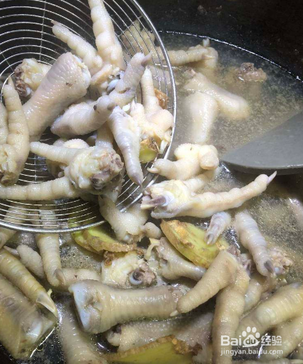 如何做蒜香凤爪