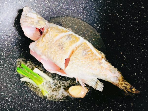 金龙鱼做沙司蒜片桂鱼