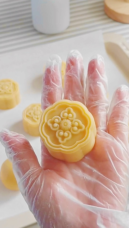 柠香冬翅广式月饼