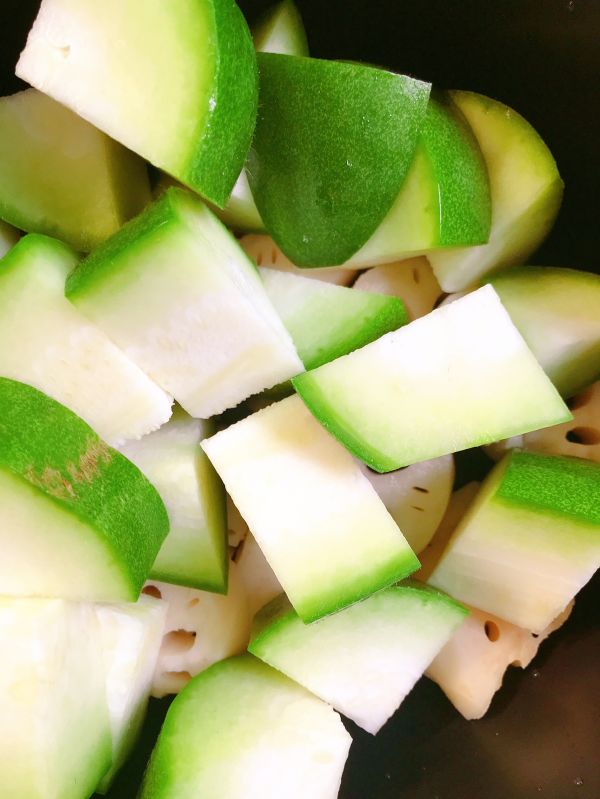 莲藕节瓜炖鸡汤