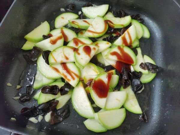 豆泡木耳炒西葫芦