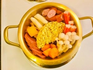 教你制作美味的辣年糕火锅