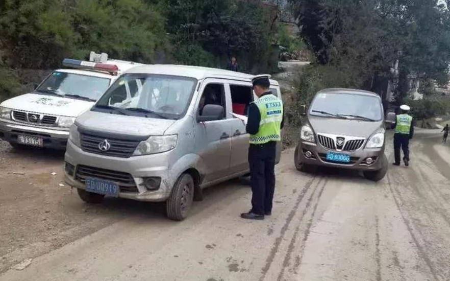 机动车无证驾驶，车辆被扣留要罚多少要怎么拿回车辆