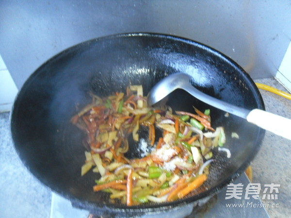 彩蔬炒面的做法