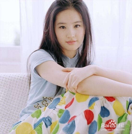 路人抓拍刘亦菲 无精修彷如青丘白浅般仙气十足