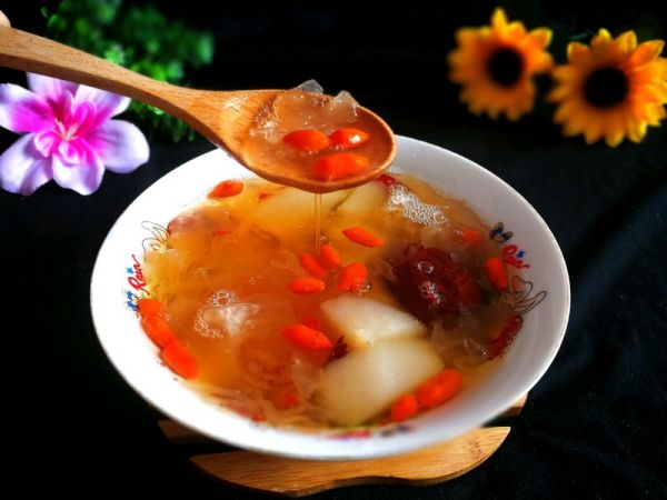 冰糖红枣银耳雪梨羹