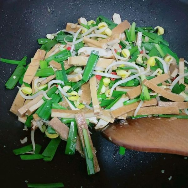 色泽鲜艳韭香豆芽炒香干