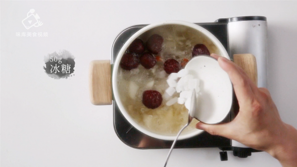 桂花红枣银耳雪梨汤