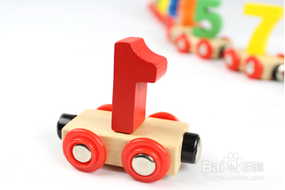 怎样为宝宝安装数字列车木质玩具