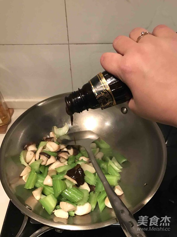 黑胡椒杏鲍菇炒西芹
