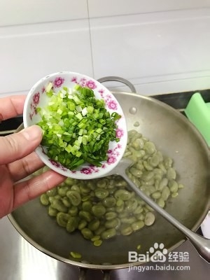 食补佳品葱爆蚕豆的做法