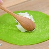 制作翡翠山药泥卷