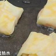 制作肉馅蛋黄派