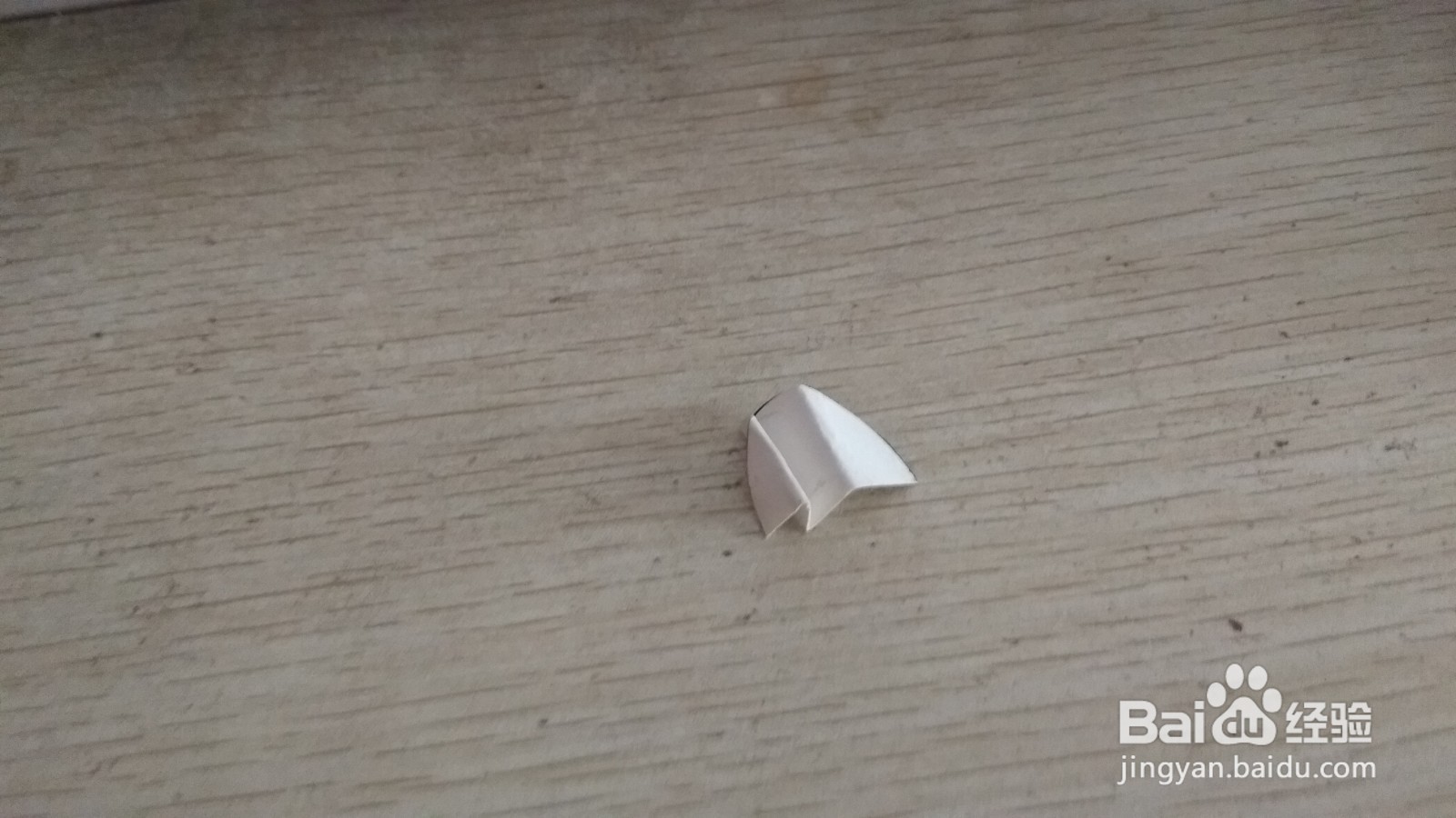 如何用半圆形硬卡纸做简易的手机的支架