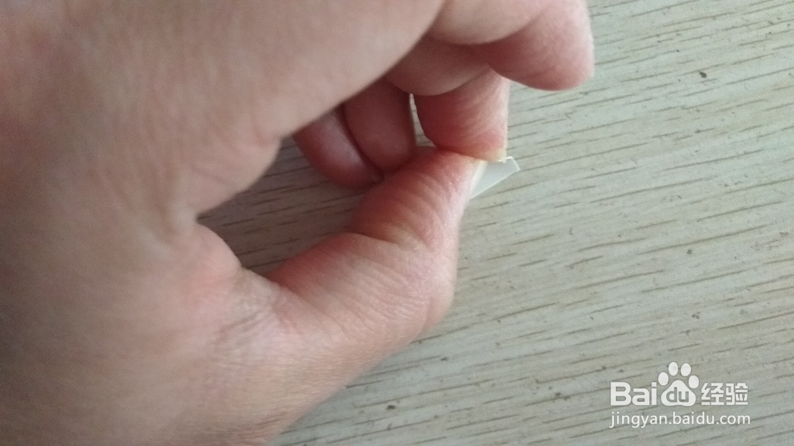 如何用一长方形硬卡纸做放两个中性笔的简易支架