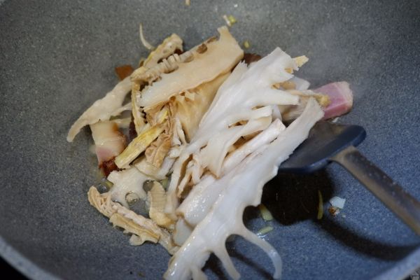 笋干腊肉炖豆腐