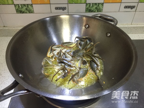 蛋黄闸蟹的做法