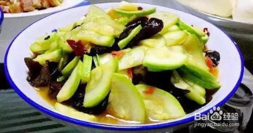 西葫芦炒木耳的做法
