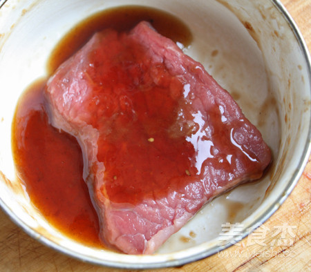 烤酱牛排配煎土豆沙拉